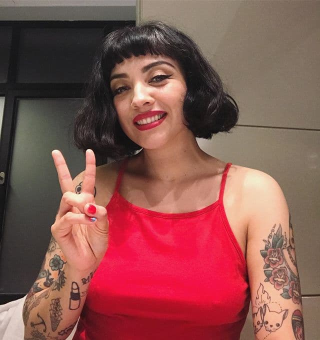 ROSTRO REDONDO: Otro tipo de fleco que funciona increíble para rostros circulares es el de “micro bangs” o flequillo mini como en el caso del nuevo look en Mon Laferte.
