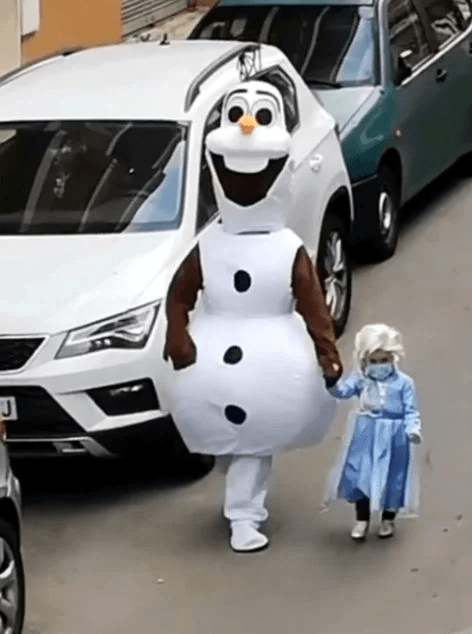 La idea de los disfraces nació gracias a la película de “Frozen”, cuando él usó un traje de Olaf y su hija personificó a la reina Elsa. Ahora, ellos se convierten todo tipo de personajes de la cultura pop.