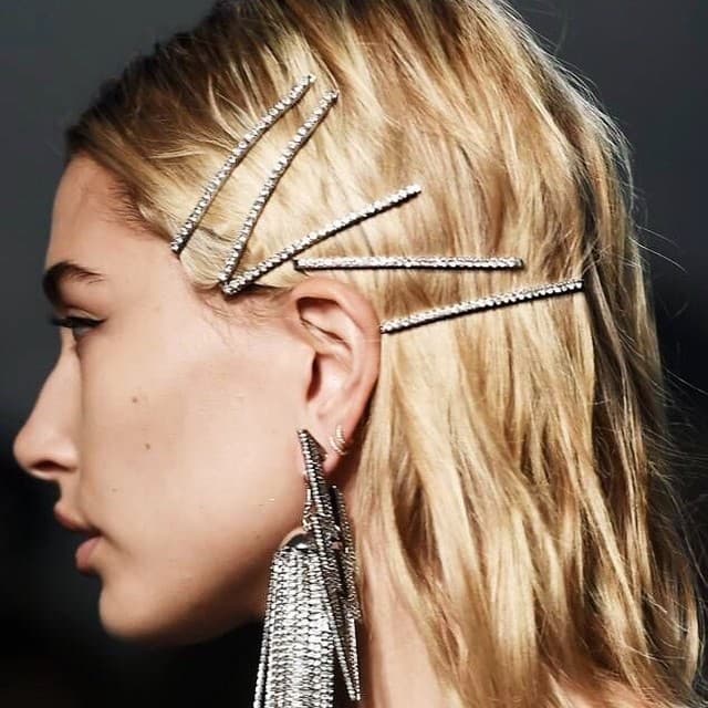 Revive la nostalgia noventera con accesorios grandes.