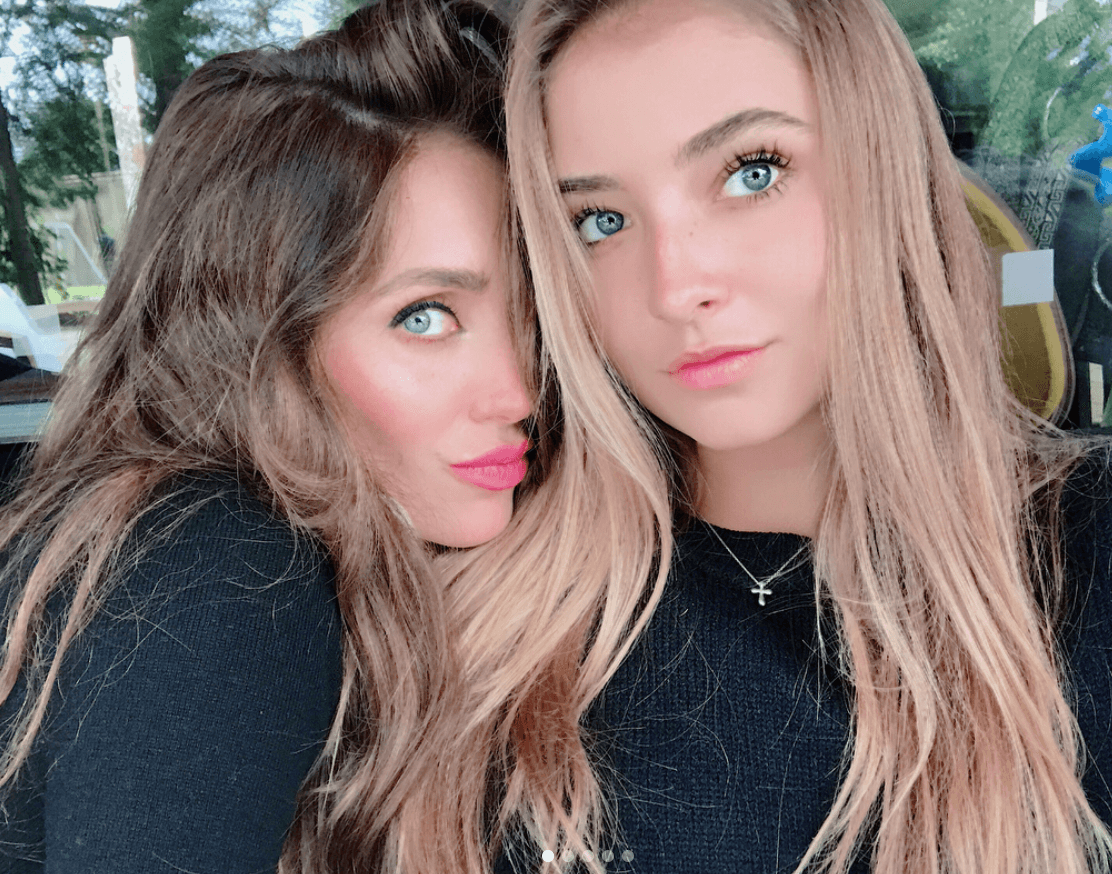 Anahí tiene una “mini gemela”, se trata de su sobrina Ana Paula de 16 años de edad.