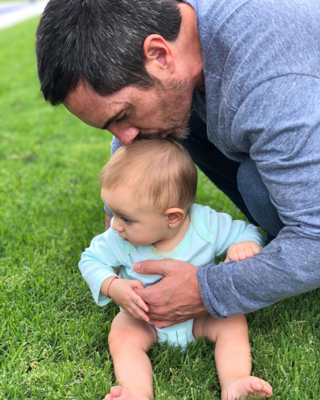 El papá de Kailani, Mauricio Ochmann también compartió una imagen con su hija y dedicó algunas palabras para su bebé: "¡¡Hace un añito, wow que rápido pasa el tiempo!! Foto de precumple de este ser hermoso, lleno de amor y de luz".