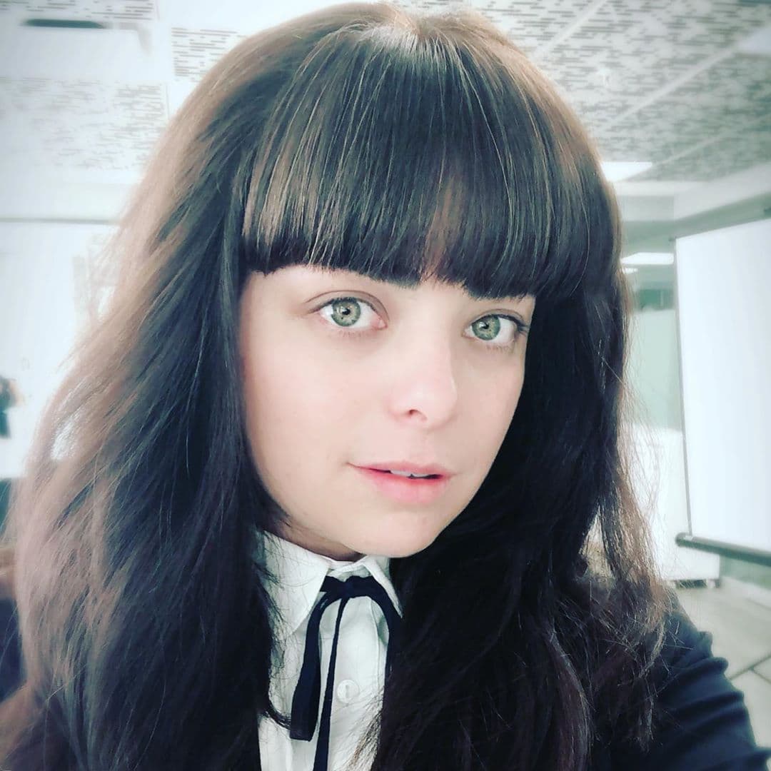 Violeta Isfel es una de las actrices que realmente ha impresionado con su look. Y es que la actriz aparece sin maquillaje, y sumando el nuevo corte de cabello, hace que luzca muy joven. Incluso algunos de sus seguidores aseguran que parece de 15 años.