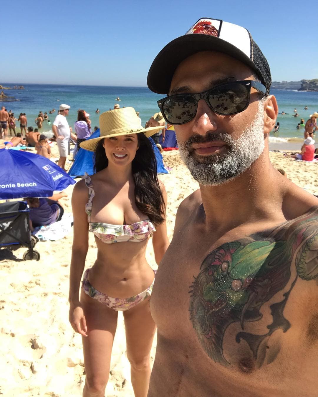A pesar del choque cultural, no dudó en intentarlo e intercambiaron teléfonos para verse en una primera cita. Pese a que él tenía que viajar de vuelta a su país, el flechazo que había dejado la actriz en el empresario fue tan fuerte que cambió sus planes y se quedó más tiempo en México para salir con Favela: “Tuvo que cancelar su vuelo si me quería conocer porque le di la cita hasta una semana después”, recordó la actriz en entrevista con Jorge Van Rankin.