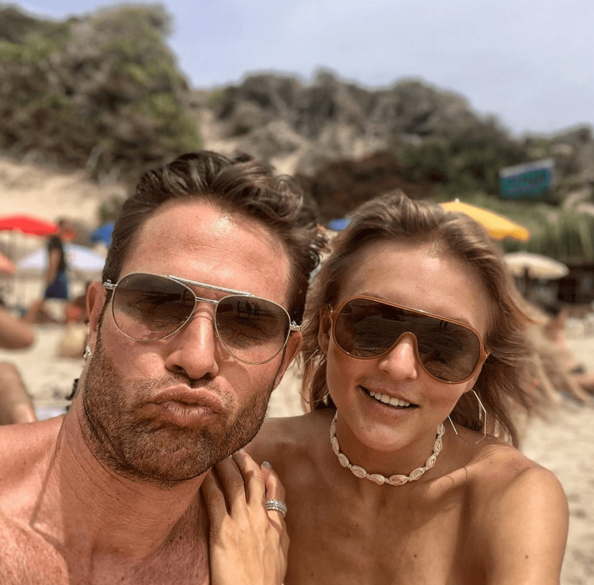 <b>Sebastián</b> 
<b>Rulli</b> tiene un hijo de su matrimonio anterior con Cecilia Galliano. Santiago, disfruta pasar tiempo de calidad con su padre y con la novia de él, 
<b>Angelique Boyer</b>, con quien tiene una excelente relación.