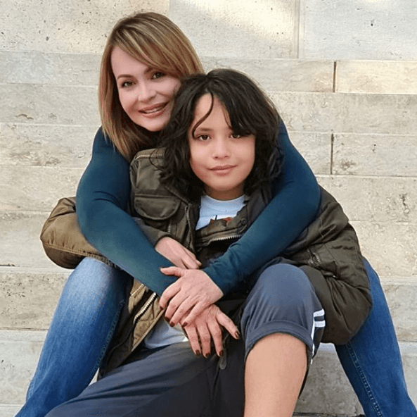 De esta manera, Gaby Spanic y su hijo se mantienen inseparables, tal y como se puede apreciar en la cuenta oficial de Instagram de la actriz, donde constantemente comparte momentos junto a él. Actualmente, ambos se encuentran en Hungría debido a compromisos laborales de la inolvidable intérprete de 'Paola Bracho'.