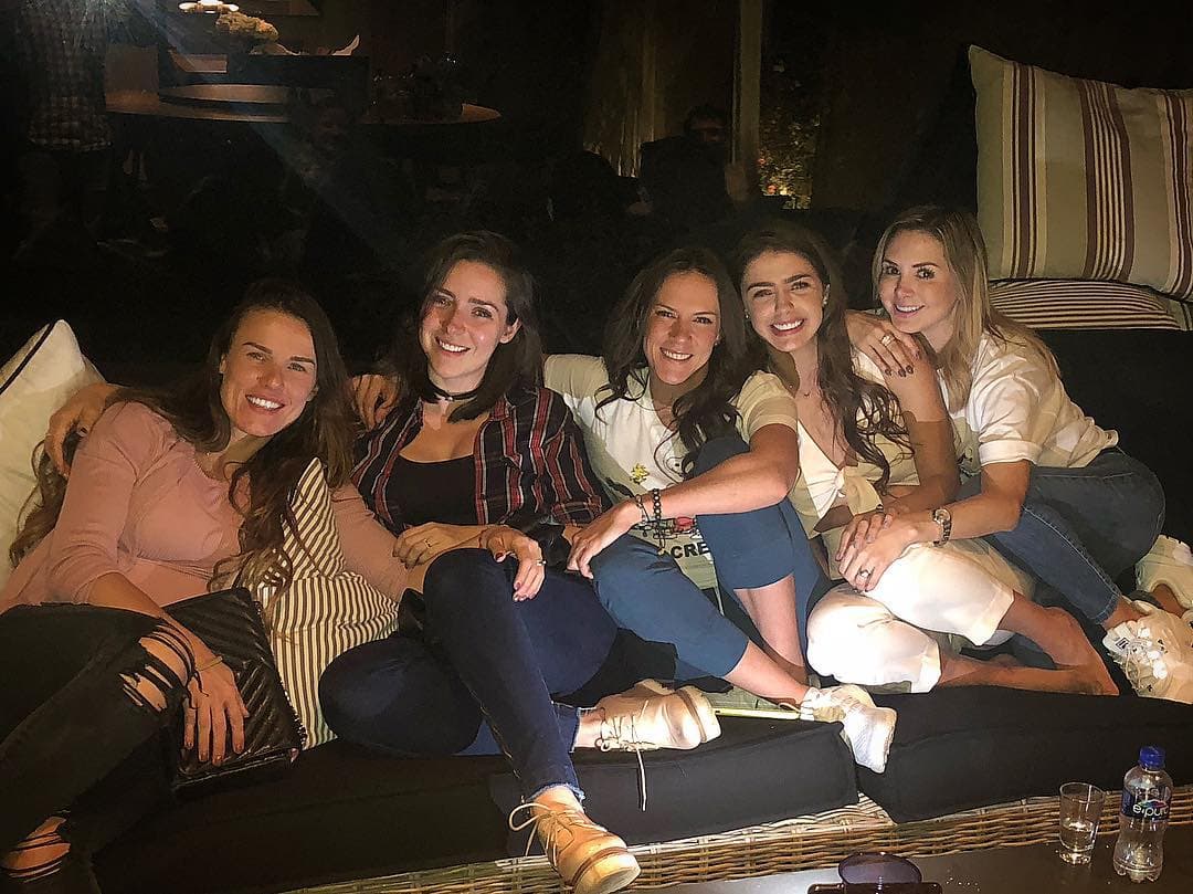 Gloria Sierra, Ariadne Díaz, Regina Rojas, Michelle Renaud y Florencia de Saracho en el pasado coincidieron en varios proyectos televisivos y desde entonces empezaron a ser muy amigas. A través de las redes sociales, comparten videos y fotografías en las que se ve que sus hijos también se llevan muy bien.