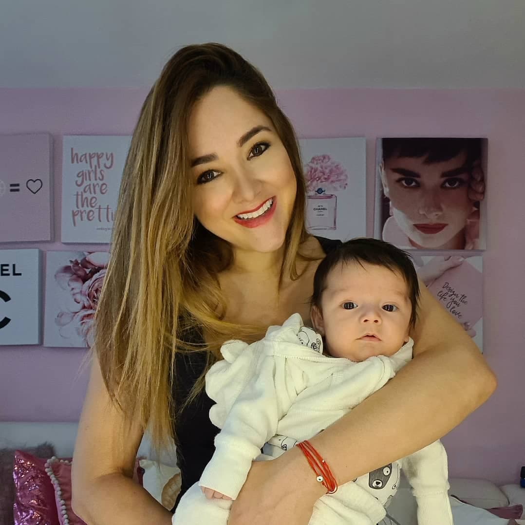 Sherlyn junto a su hijo André.