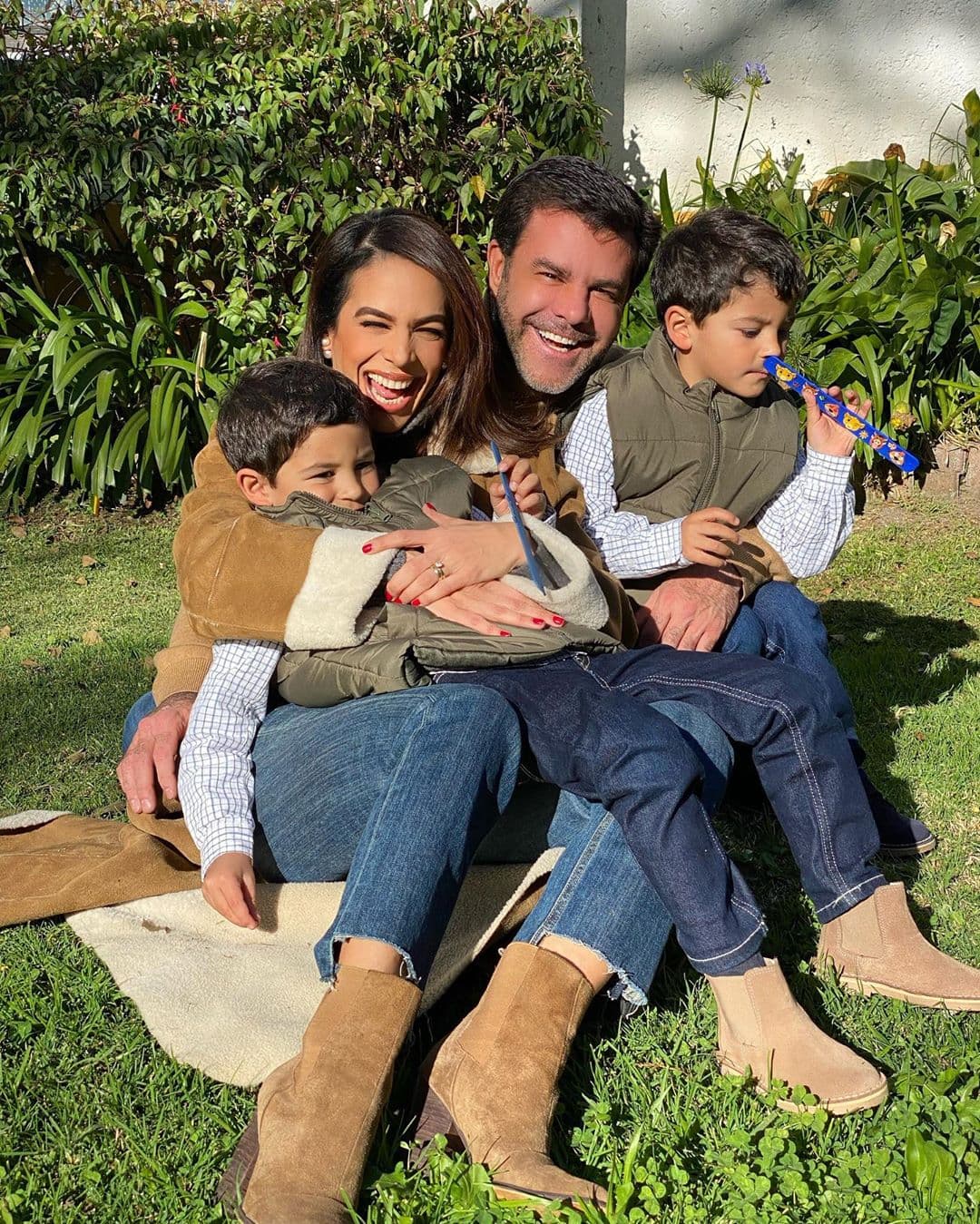 Biby Gaytán y Eduardo Capetillo creían que ya habían “cerrado la fábrica”, pues ya eran padres de tres hijos, pero la vida les tenía una sorpresa y en el 2014 recibieron a Daniel y Manuel. En el programa “Con Permiso”, la actriz compartió la reacción de su hijo mayor, Eduardo Jr. cuando se enteró de la noticia. “Me dijo, ‘mamá, el que tenía que salir con su domingo siete era yo, no tú a estas alturas’”.