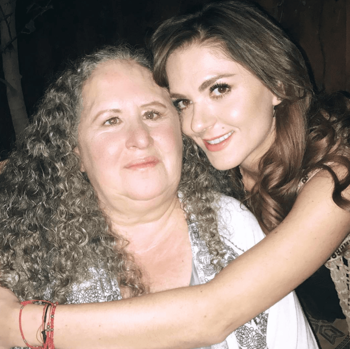 La artista mencionó que quién está más feliz por ser abuela es su madre, quien ya desde hace tiempo le pedía un nieto.