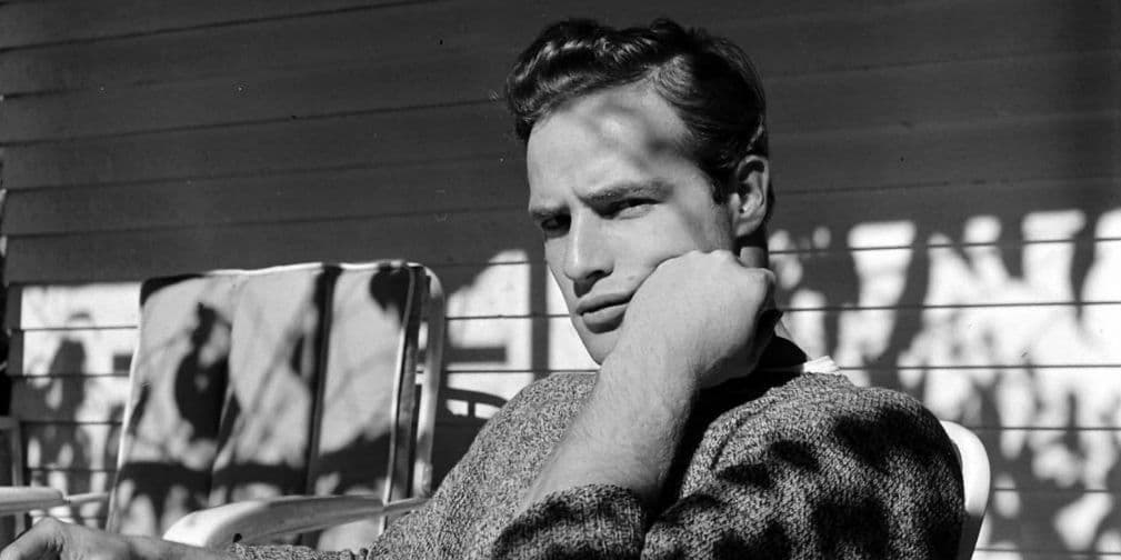 Marlon Brando: En La Ley del Silencio convirtió la camiseta en una prenda exterior básica.