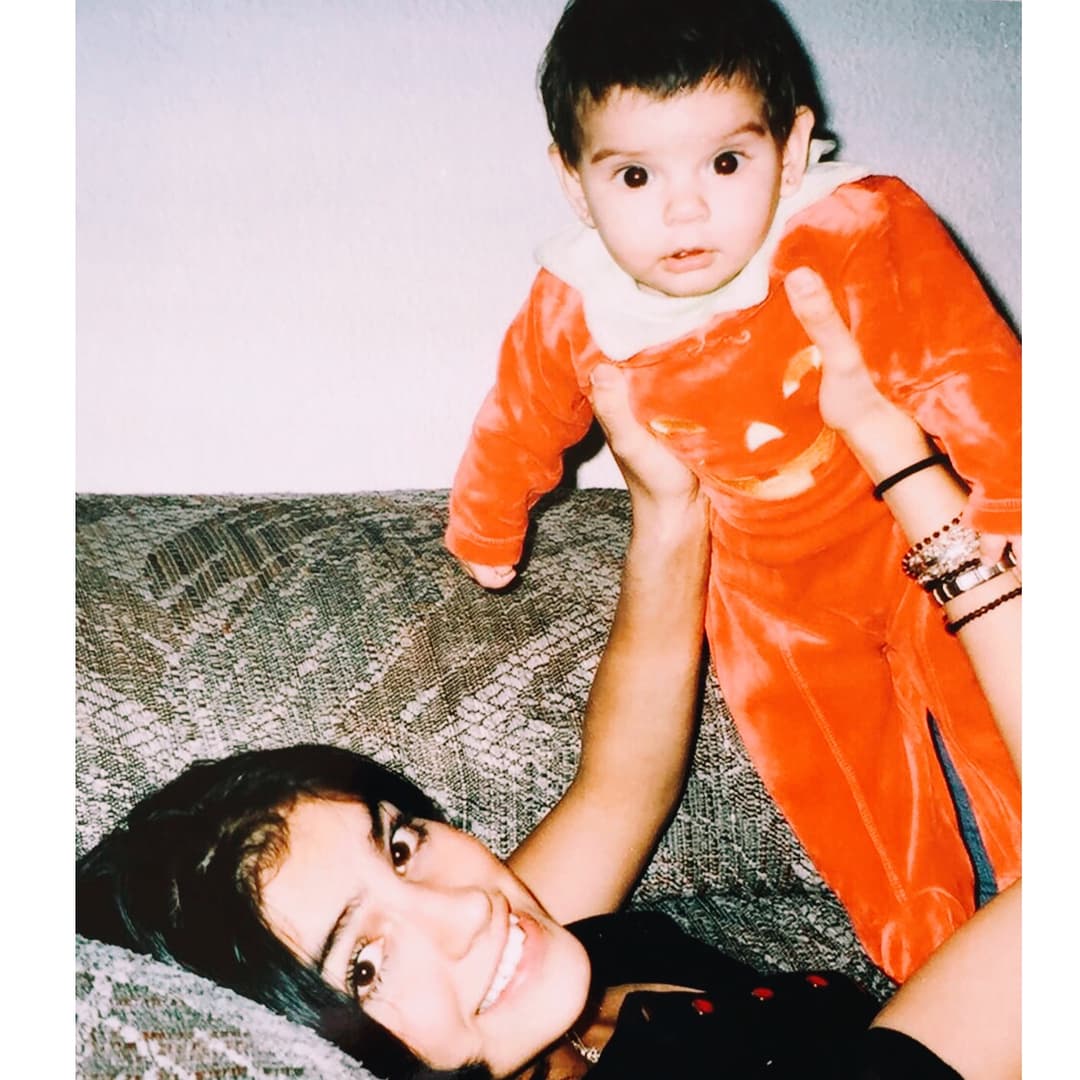 Para cuando se volvió madre, ella ya tenía 16 años, y días antes de dar a luz, se enteró que sería madre soltera. “Una semana antes de tenerla, él decidió partir con una amiga mía. Todo se juntó muy feo. Yo sufrí muchísimo. Estaba en el hospital con contracciones y al mismo tiempo llorando de rabia”