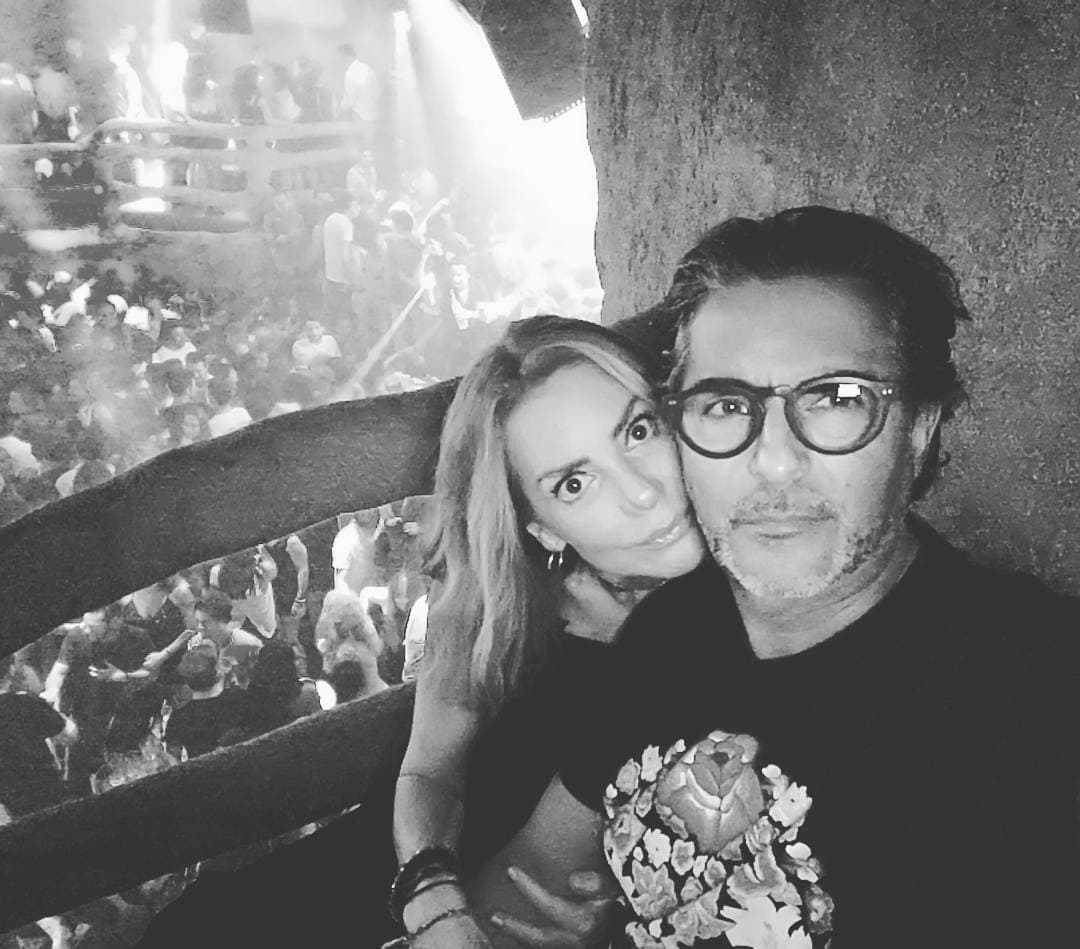 Tras 24 años de matrimonio, Raúl Araiza y Fernanda Rodríguez se separan. Así lo dio a conocer el conductor, quien dijo en el programa Hoy que fue una decisión muy dolorosa, pero que aún queda mucho amor entre ellos.