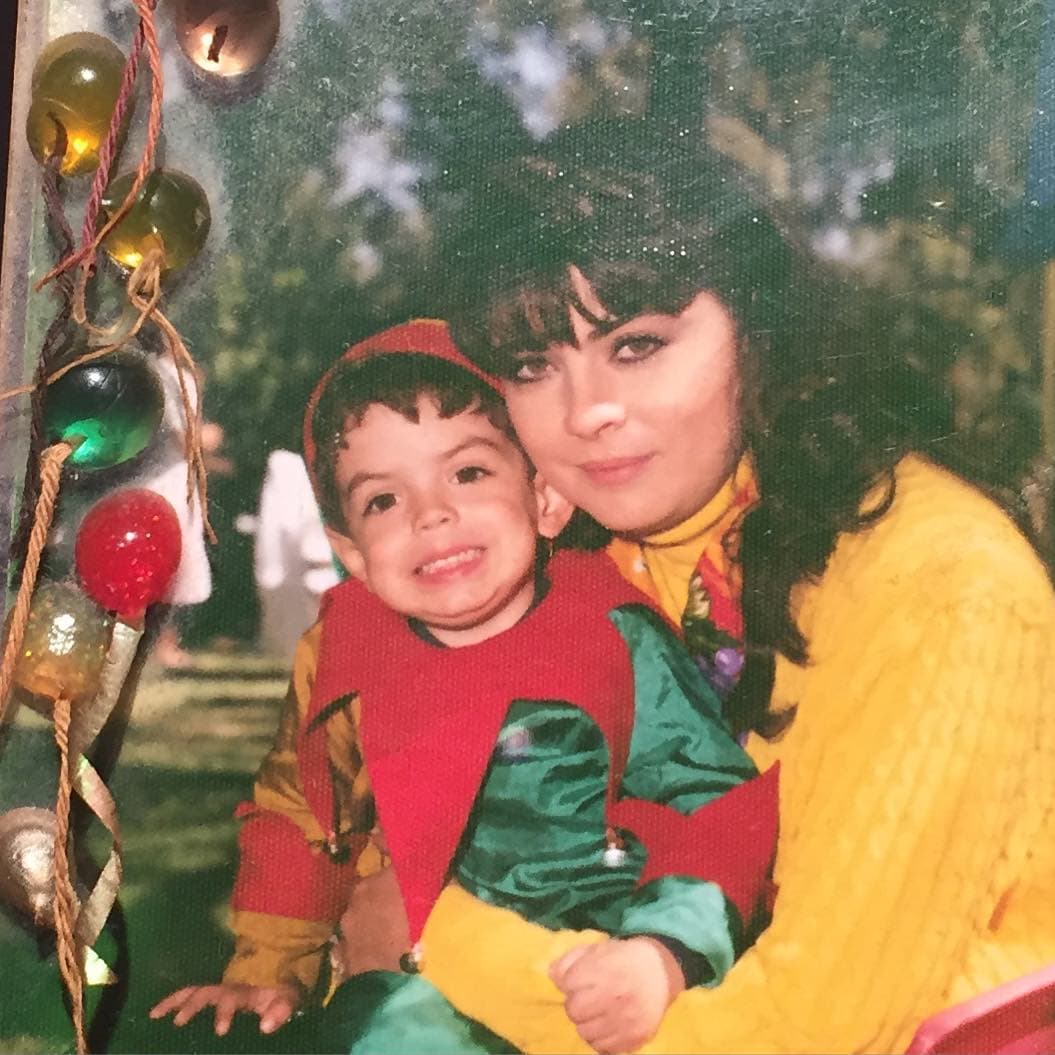 Eugenio reveló que la idea de organizar una celebración s
<b>i fue organizada por él y <a href="https://www.unicable.tv/programas/dgeneraciones/clip/las-cachetadas-de-victoria-ruffo-son-peores-en-la-vida-real-que-en-las-novelas-jose-eduardo-derbez-lo-confirma">Victoria Ruffo</a> no sabía nada al respecto</b>, sobre la compra de los anillos y la decisión de no casarse, la mamá de José Eduardo siempre estuvo de acuerdo.