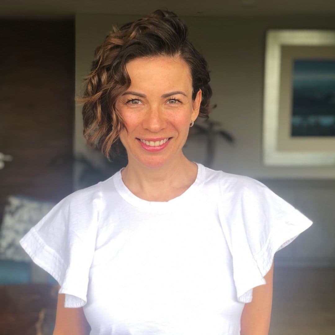 Quien recientemente se dejó ver sin una gota de maquillaje, y asegurando enfrentar sus propios prejuicios al mostrarse al natural, fue Ingrid Coronado.
<br>
<br>"Hace algún tiempo, no mucho, me daba mucho miedo mostrarme tal cual soy. Desnudar mi cara y mi mente ante las personas. Maquillaje, extensiones, pestañas postizas, filtros, correcciones. Pero a medida que me acepto como soy, he ido despojándome de los juicios sobre mi y mi aspecto. Primero me deshice de mis extensiones, luego de las pestañas postizas, deje de corregirme en las fotos, le bajé a la intensidad de mis filtros y maquillaje", compartió la conductora a sus más de un millón de seguidores en Instagram.