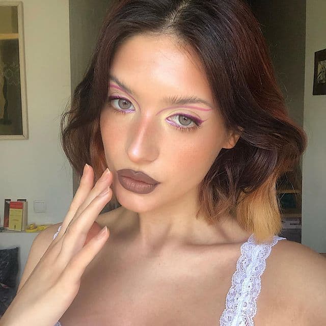 <b>Delineados gráficos </b>
<br>
<br>Delinear al estilo "cat eye" se ha reemplazado en el 2021 por lineas gráficas experimentales y llenas de color. Intenta poner a volar tu creatividad y práctica mucho con delineadores de colores creando tus propios diseños de delineado.