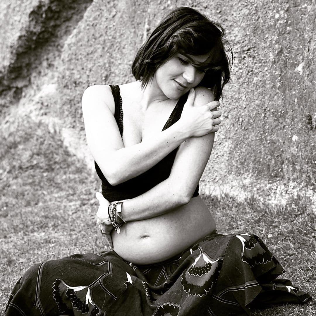 Para conmemorar la fuerza femenina y el apoyo entre mujeres, la actriz aceptó la invitación de Regina Blandón y compartió una foto en blanco y negro, mostrando su ya pronunciado vientre: "#challengeaccepted @reginablandon Nada mejor q abrazarnos nosotras mismas".