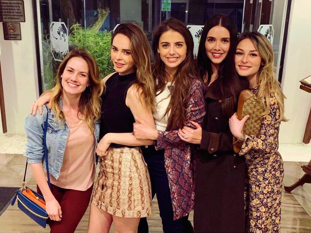 La amistad de Marlene Favela, Fabiola Guajardo, Altair Jarabo, Michelle Renaud y Gema Garoa nació en las grabaciones de la telenovela Pasión y poder (2015). Juntas han compartido momentos importantes de su vida como nacimientos, bodas, rupturas, éxitos y demás.