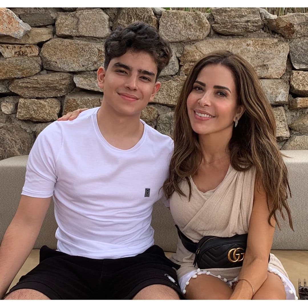 En medio de un escándalo y mientras se encontraba presa en Brasil,
<b> Gloria Trevi</b> dio a luz a su primer hijo, Ángel Gabriel en el 2002. En el 2004, la cantante aseguró que ella es la madre y padre del ahora joven de 17 años de edad. Ángel Gabriel lleva en la sangre el talento de sus padres y ha iniciado una carrera en la música.