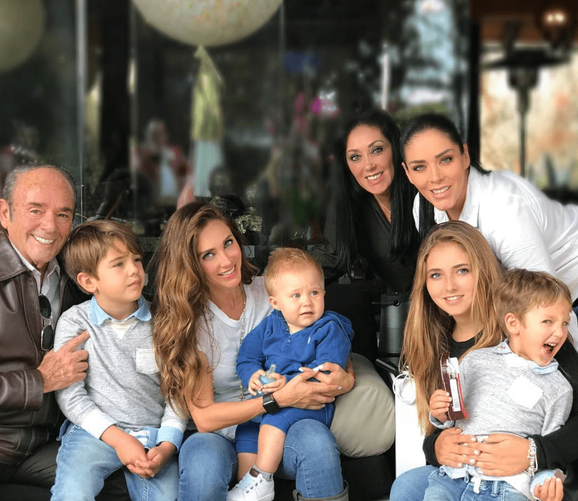 La familia de Anahí está conformada, en su mayoría, por puros varones, pues la artista es mamá de Manuel y Emiliano de su matrimonio con Manuel Velasco, y su hermana Marichelo procreó a Santiago y Patricio con Jorge D'Alessio. Siendo Ana Paula la única nieta mujer, la consentida.