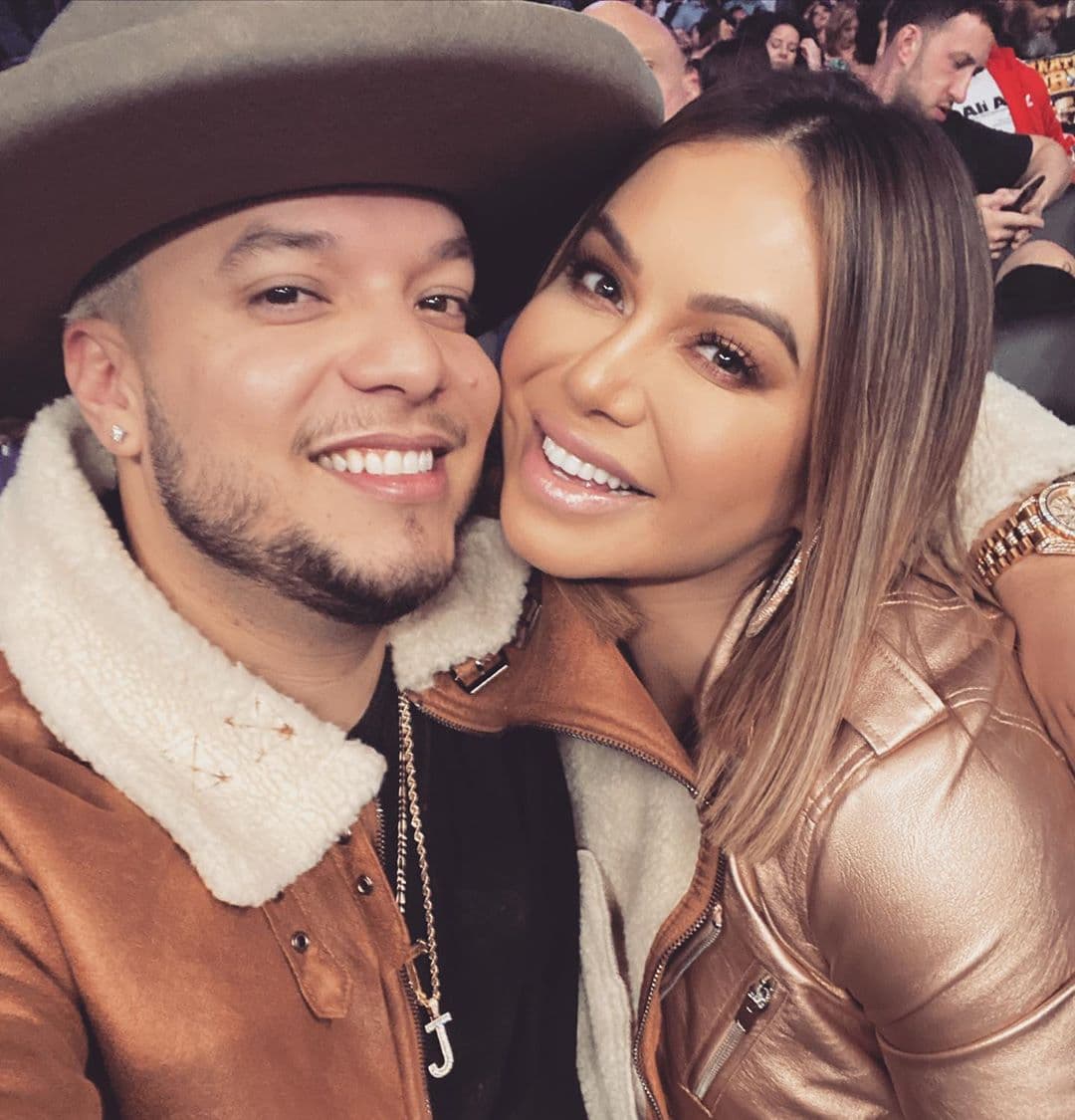 "Estamos sumamente agradecidos con el apoyo y amor que nos han brindado, pero les pido privacidad en este momento. No pienso dar entrevistas sobre este tema, ni mucho menos dar detalles, así que les pido a mis amigos del medio, de todo corazón, que por favor respeten eso", concluyó Chiquis, para días más tarde borrar absolutamente todas sus fotos y publicaciones en su cuenta de Instagram.