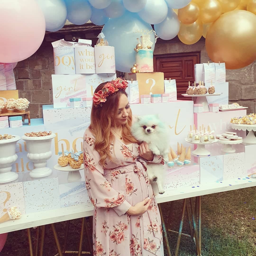 Sherlyn dio a conocer su embarazo el 4 de diciembre en la revista ¡HOLA! La actriz reveló que decidió someterse a un tratamiento de inseminación, ya que no quería renunciar a su sueño de ser madre por el simple hecho de no tener una pareja sentimental.