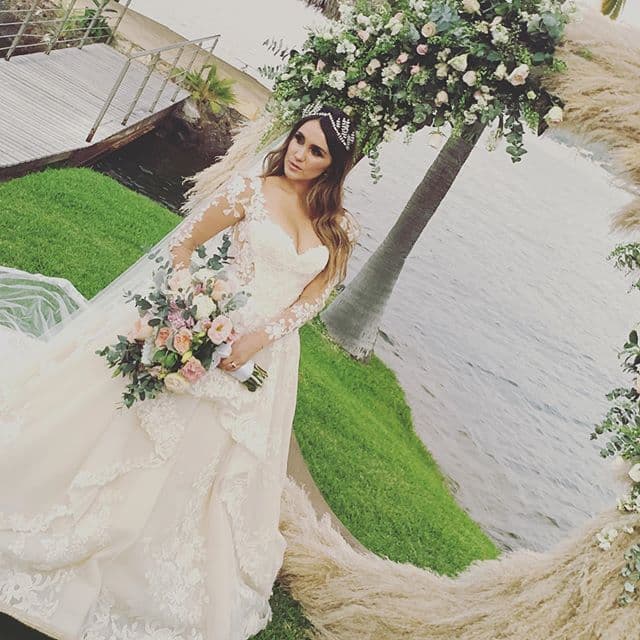 Desde el pastel, hasta las flores y las damas de honor, aquí todas las imágenes que no viste de la boda de Dulce María.