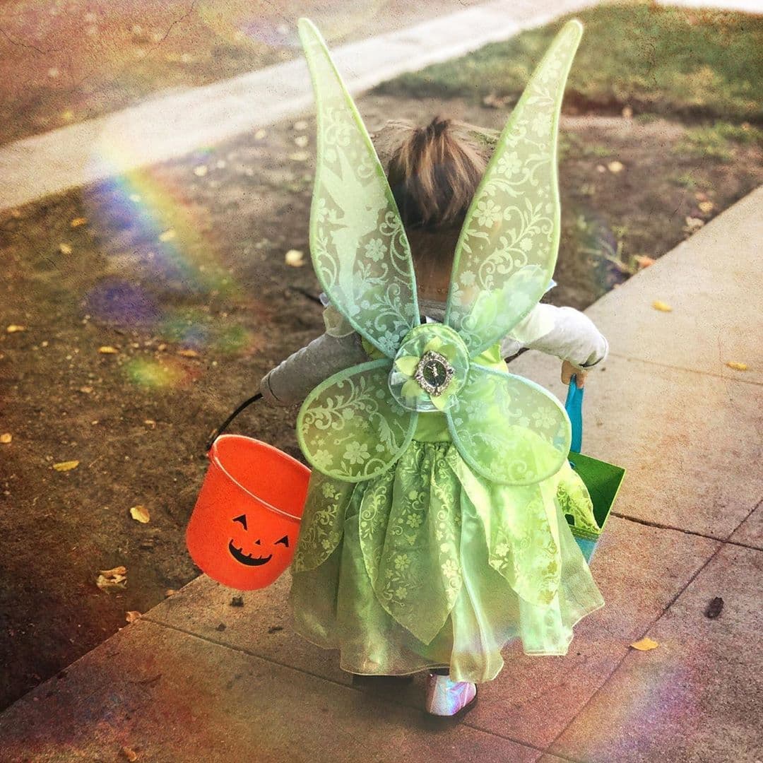 Kailani cautivó con un tierno disfraz de 'Campanita' en su primer Halloween.