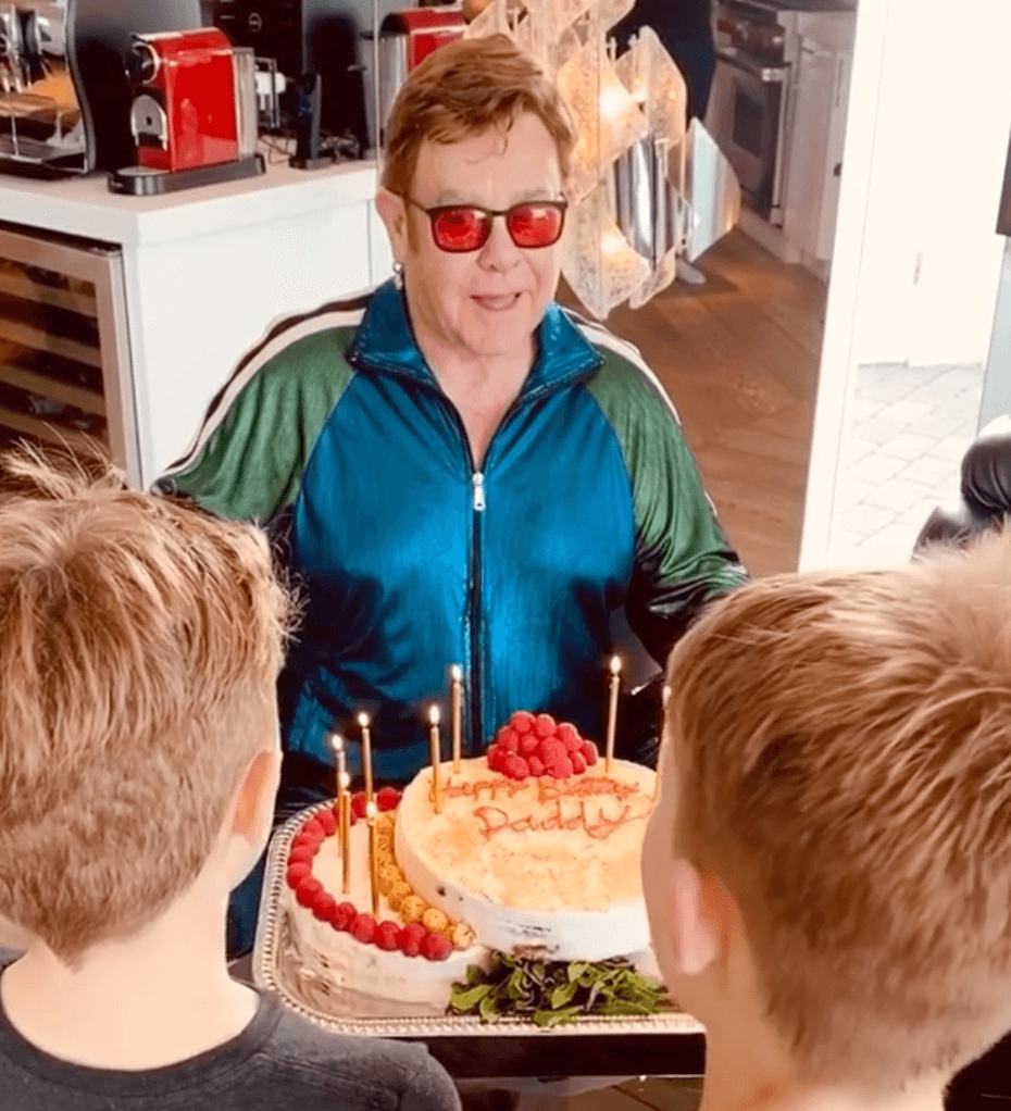 Zachary y Elijah hicieron que su padre, Elton John pasará un inolvidable día. En su cumpleaños 73, el artista compartió un video en el que los niños le cantan y él le sopla a las velas entre risas de sus retoños.