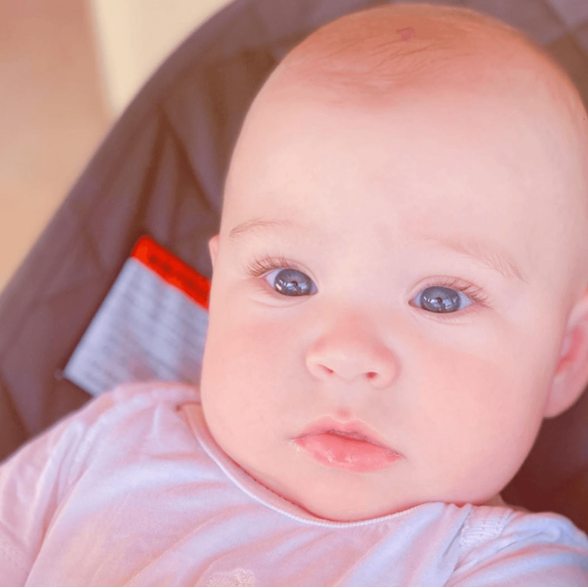 Sin duda, heredó los ojos color cielo de su famosa madre.