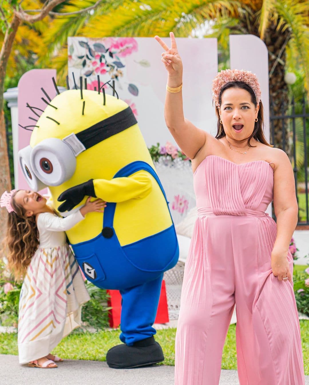 Toni Costa y su hija, Alaïa, prepararon una sorpresa llena de globos, pastel, visitas desde el coche y hasta divertidas botargas de “Minions”.