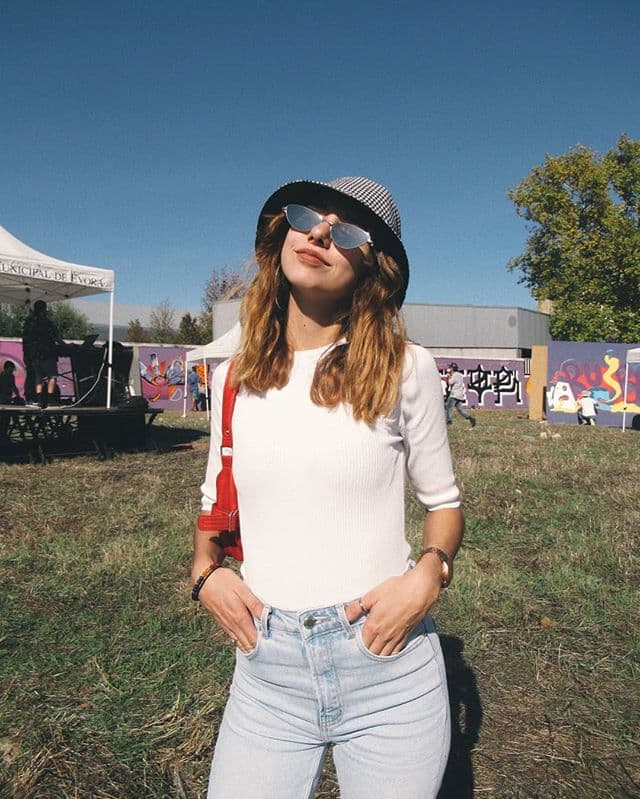 En cuestión de accesorios, elige sabiamente; los gorros de pescador siguen siendo una prenda en tendencia y son perfectos si piensas llegar temprano al evento. Gafas de sol, bloquedor y listo, estás protegida de sobre exponerte bajo el sol.