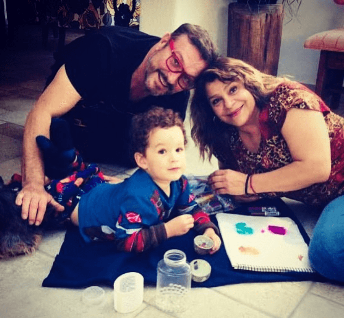 En redes sociales se puede ver la excelente relación que existe entre la familia de Sharis Cid y los Peniche, pues ellos tienen una amistad desde antes de que sus hijos se casaran.
<br>
<br>Ante esta falsa publicación, Arturo Peniche junto a su esposa y Sharis Cid, han decidido emprender una acción legal hacia quienes resulten responsables.