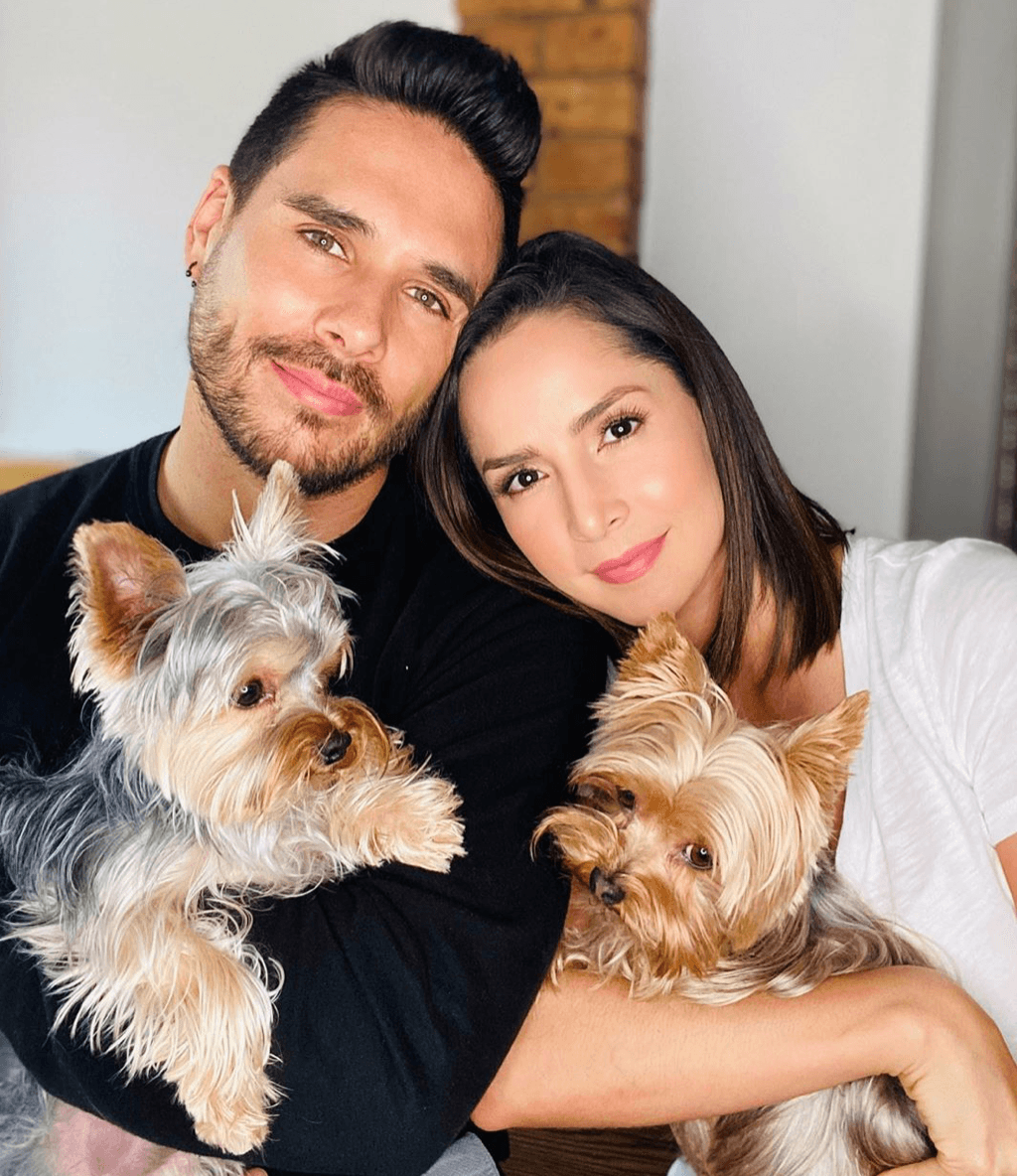 Desde Colombia y junto a su marido, es como 
<b>Carmen Villalobos</b> pasa estos días de cuarentena. La actriz compartió esta imagen y mencionó la responsabilidad que tenemos para que esta situación no empeore. “Nosotros nos quedamos en casa, nos cuidamos, cuidamos a nuestras familias y a los demás !!! La responsabilidad es de todos!!! Obvio, si a ti te toca salir de casa , toma las medidas preventivas para que el virus no se siga propagando", comentó.