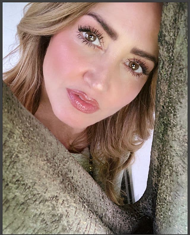 Otra forma de volver a tus ojos el protagonista de tu look de maquillaje es maquillando con rímel las pestañas inferiores. Es un paso pequeño, y que a veces lo saltamos por pereza, sin embargo, es hace todo el cambio en el resultado final. Usa dos máscaras de pestañas, una más delgada para las de abajo para evitar manchas y tener un impecable, como el de Andrea Legarreta.