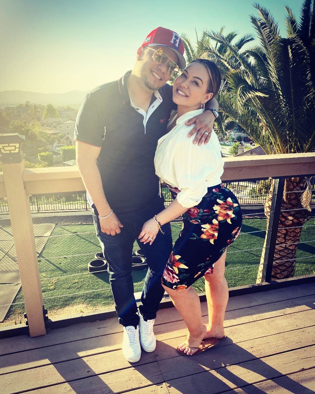 La relación de Chiquis y Lorenzo se convirtió en un romance por el que la pareja tuvo que luchar contra viento y marea. Uno de los mayores obstáculos durante su noviazgo fue a causa de Claudia Galván, expareja de Méndez con quien el cantante llegó a tener problemas legales.