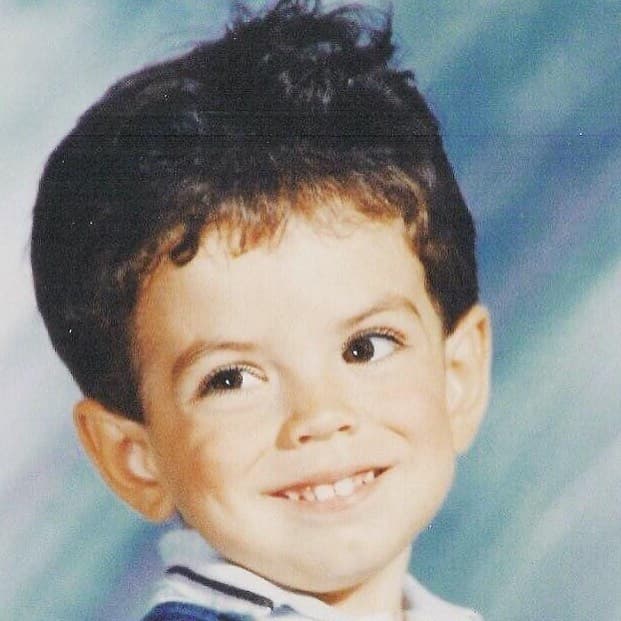 José Eduardo, quien creciera entre las cámaras al ser hijo de dos famosas estrellas de la televisión mexicana, hoy en día se ha ganado el corazón del público gracias a su carisma, sencillez y humor. Desde anfitrión de podcast, hasta conducir 
<b>Miembros al Aire. </b>Te mostramos en fotos, lo mucho que ha cambiado el primogénito de 
<b>Victoria Ruffo</b> a través de los años.