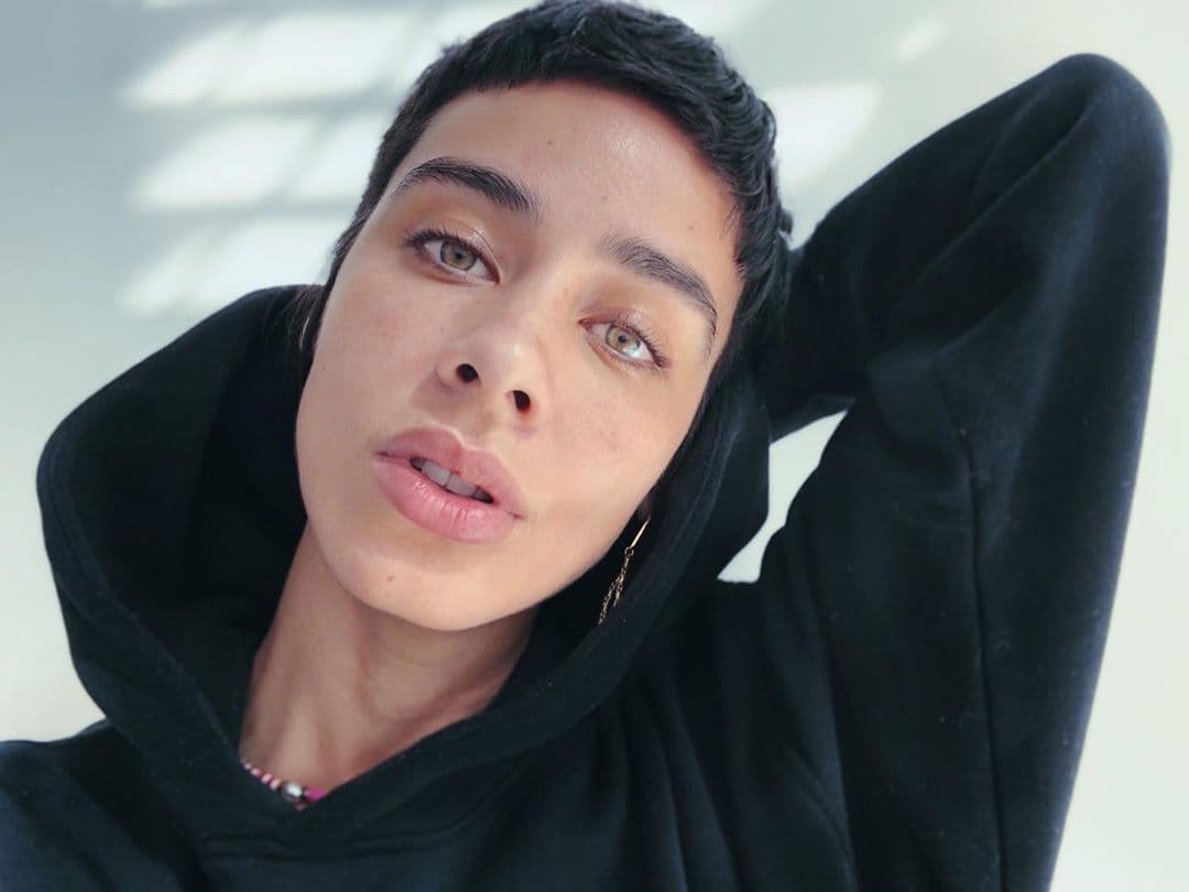 Este diminuto corte tiene un nombre que hace referencia a los duendes y queda increíble para todo tipo de rostro, edad y estilo, sin embargo, hay algunas variaciones que te podrán favorecer aún más, dependiendo de la forma de tu rostro y personalidad.