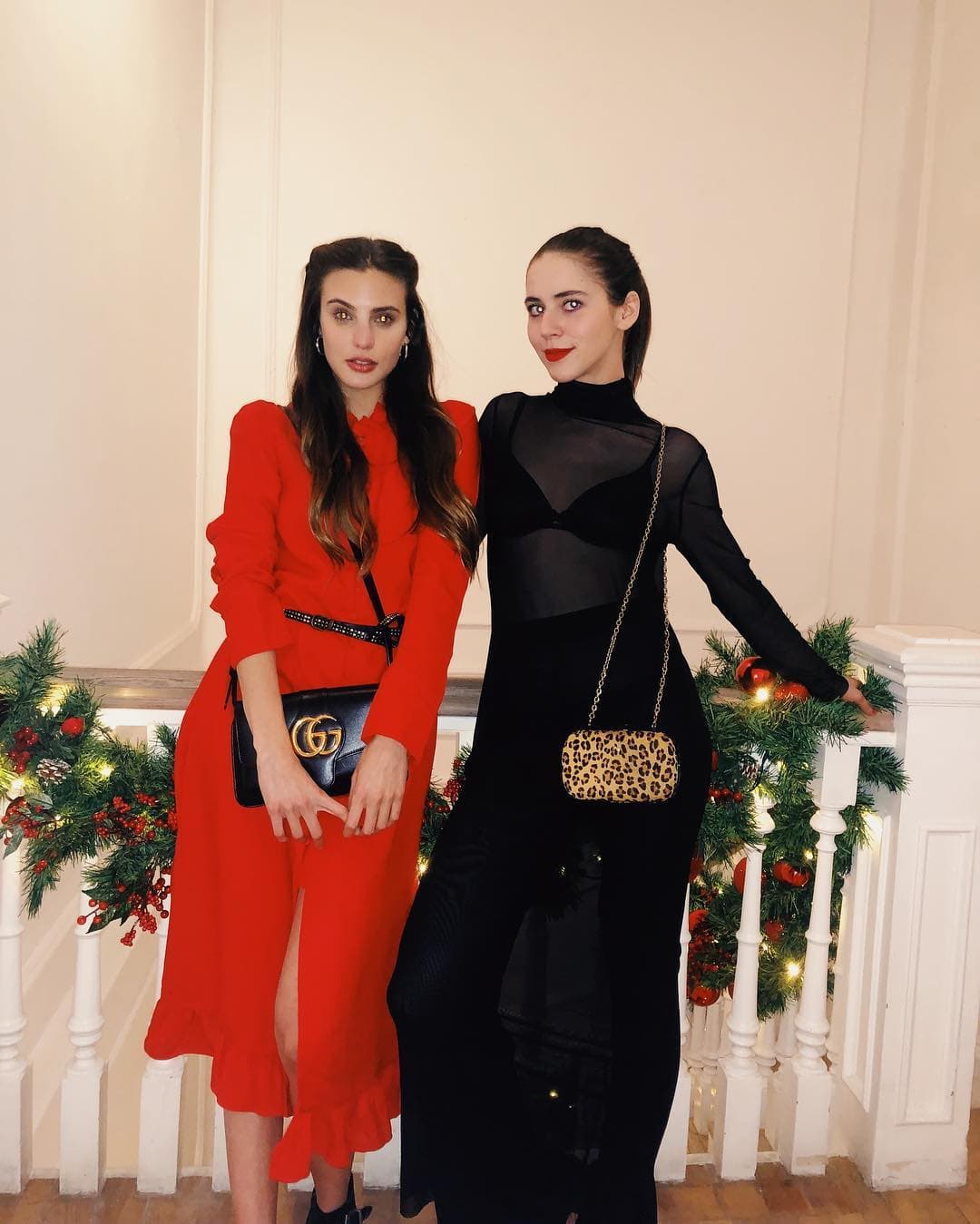 Un accesorio con estampado de leopardo puede ser totalmente funcional y divertido cuando se trate de darle más personalidad a un look básico en colores neutros.