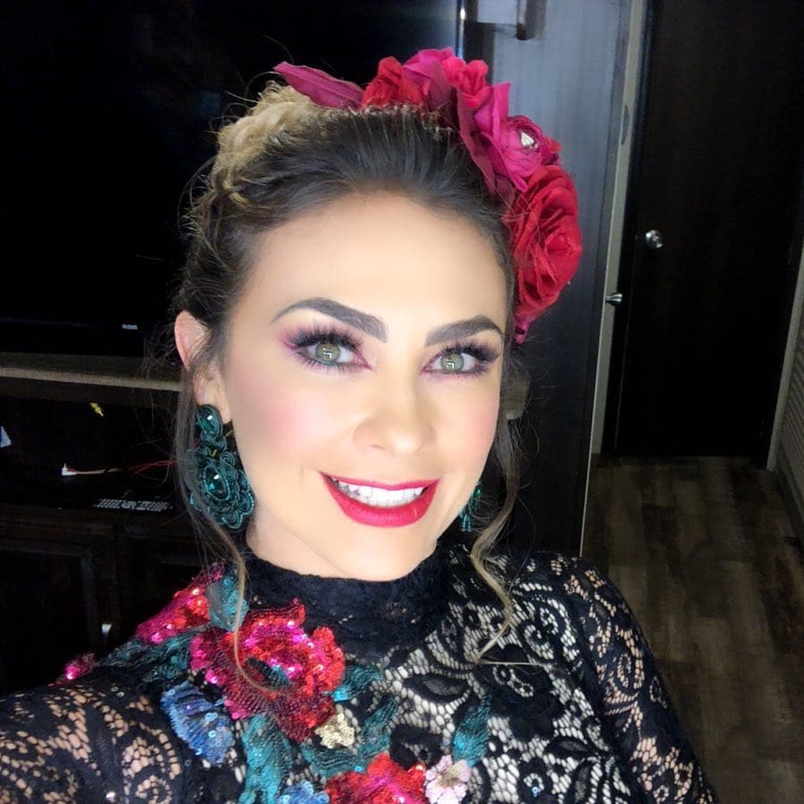 Aracely Arámbula asistió al estreno de la obra Entre Mujeres.