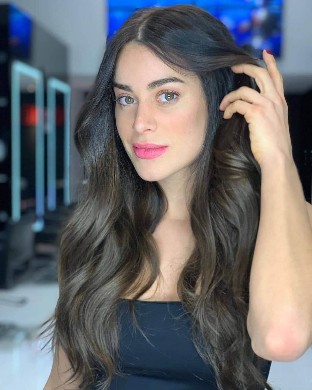 Recientemente, Candela Márquez presumió el cambio de
<i>look </i>al que se sometió luego de un par de tragos amargos en el salón de belleza. Esta vez, la actriz dejó atrás el rubio, para dar paso a un increíble color marrón.
<br>"NUNCA había tenido el cabello oscuro. Tenia buscando un cambio desde hace un año y medio, quería algo drástico, algo que me hiciera sentir diferente ¡Y walá! Que les parece?", relató.