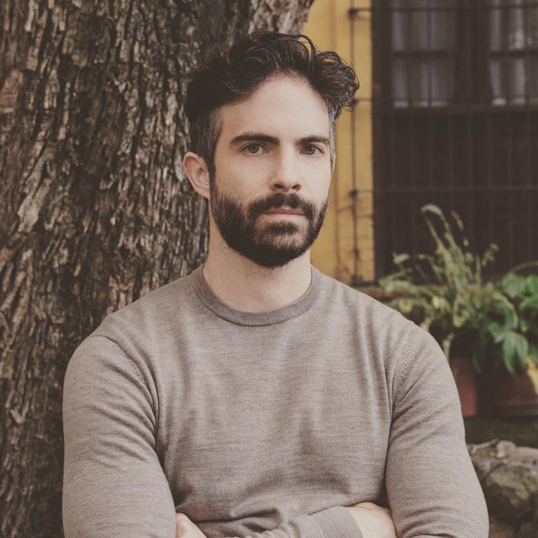 A sus 40 años, Benavides protagoniza la serie producida por Salma Hayek, Monarca (2019) junto a un elenco de primera que incluye a Irene Azuela, Juan Manuel Bernal y Rosa María Bianchi.