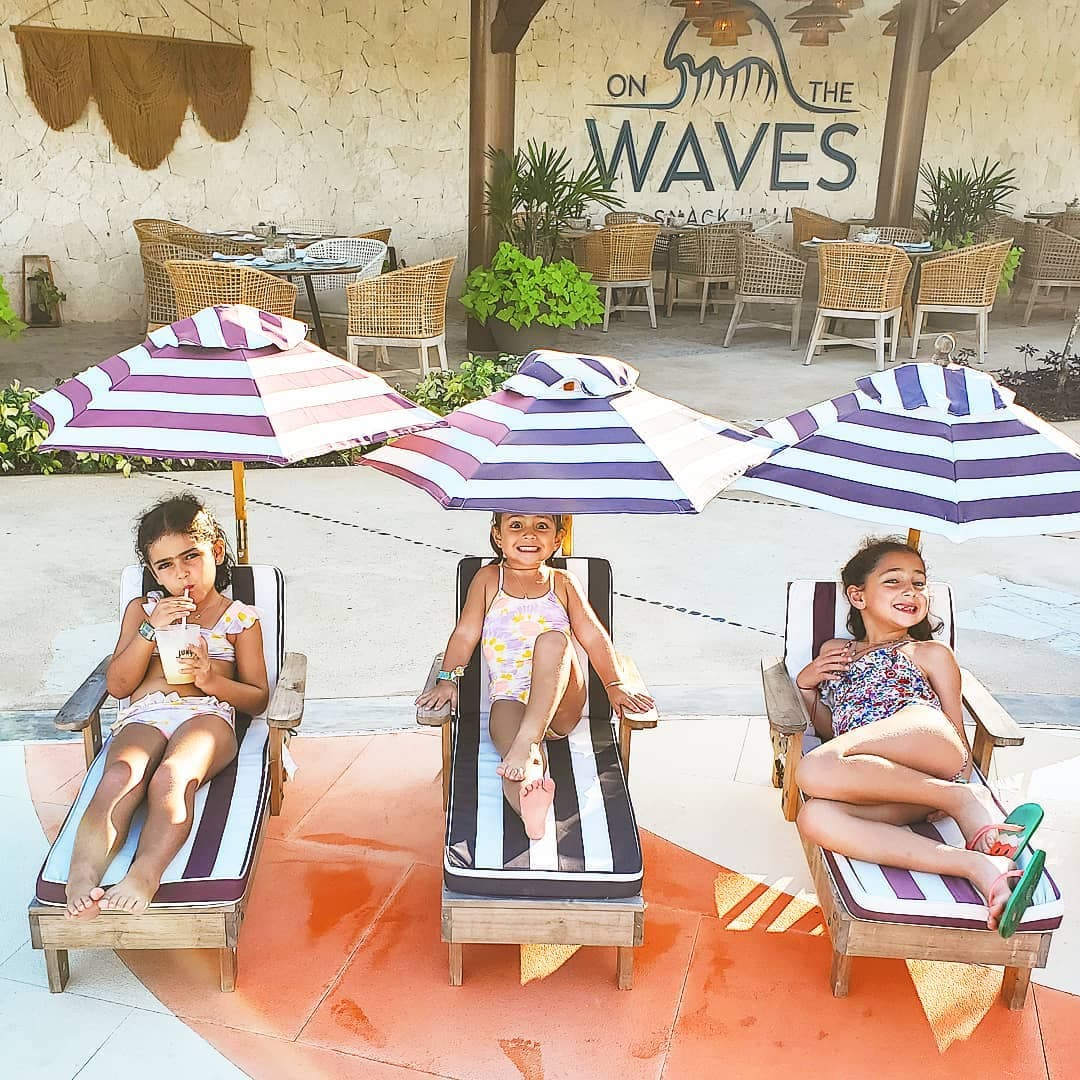 Martín Fuentes, esposo de la conductora de Netas Divinas, compartió en su cuenta de Instagram una adorable postal de sus tres hijas mayores, Carolina, Renata y Jacky, tomando el sol en pequeños camastros hechos a su medida: “Si tienen niñ@s pequeñas tienen q visitar este #parqueaquatico porque está pensado para las pequeñas, medianas y grandes”.