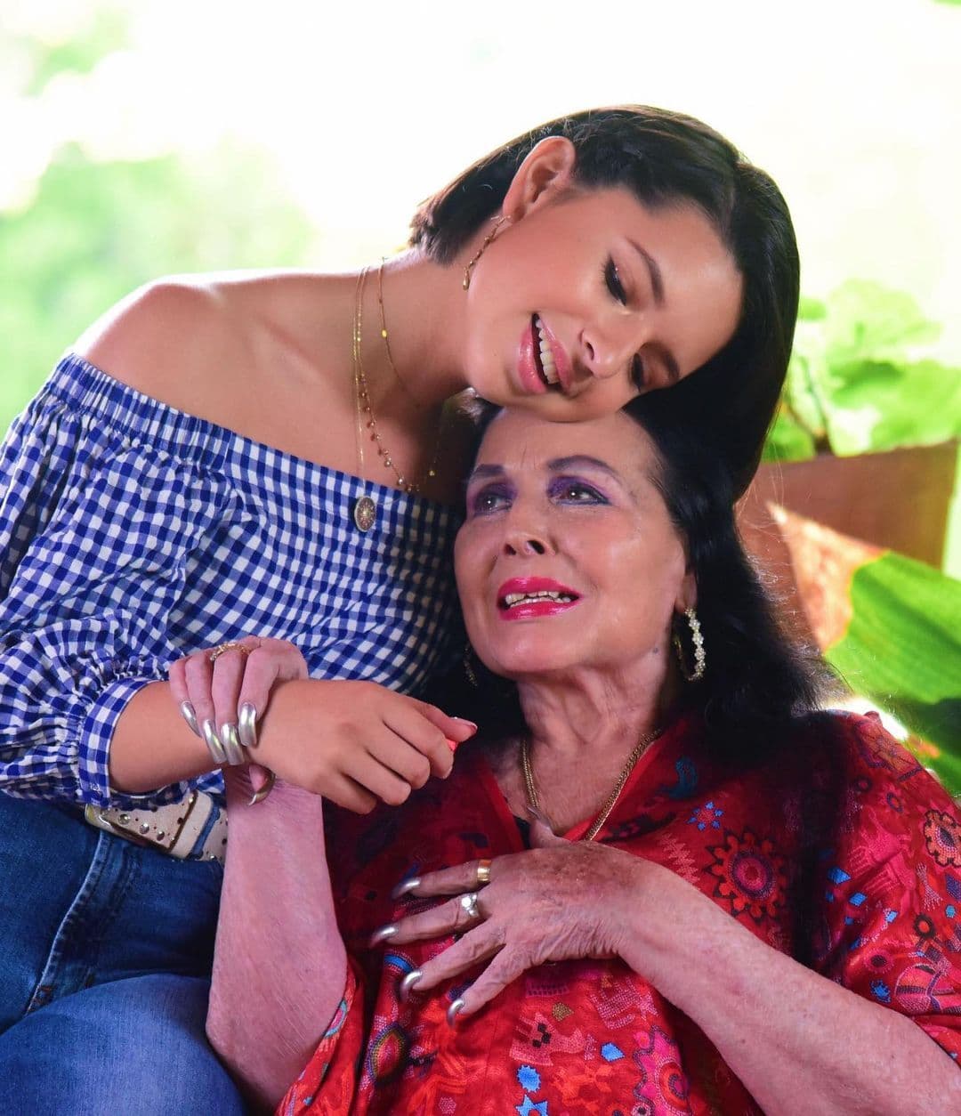 "Era ella, mi bella Flor
<br>
<br>Que me inspiraba a ser cada día mejor
<br>
<br>Siempre bella, hasta cuando dijo adiós,
<br>
<br>Una mujer digna del cielo, por eso Dios se la llevó.
<br>
<br>Te amo tanto que no te supe decir cuánto.
<br>
<br>Gracias por tanto, gracias por todo, gracias siempre", despidió Ángela a su abuela. 
<br>