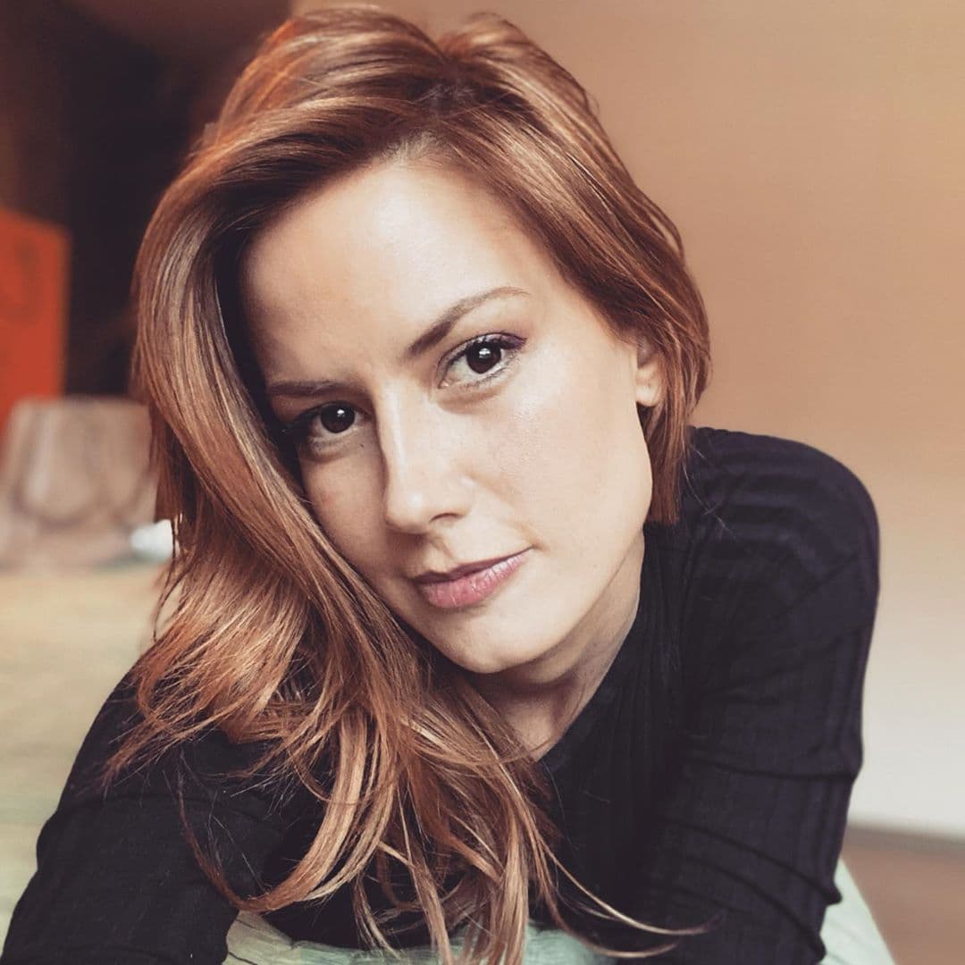 Altair Jarabo, la actriz de Por Amar Sin Ley, es otra artista más que no le teme al cambio, y es que después de tener el cabello rubio por mucho tiempo, apenas mostró su transformación a pelirroja. A pesar de que la mexicana no ha tenido un papel protagónico, Altair se ha ganado el corazón de sus fans.
<br>