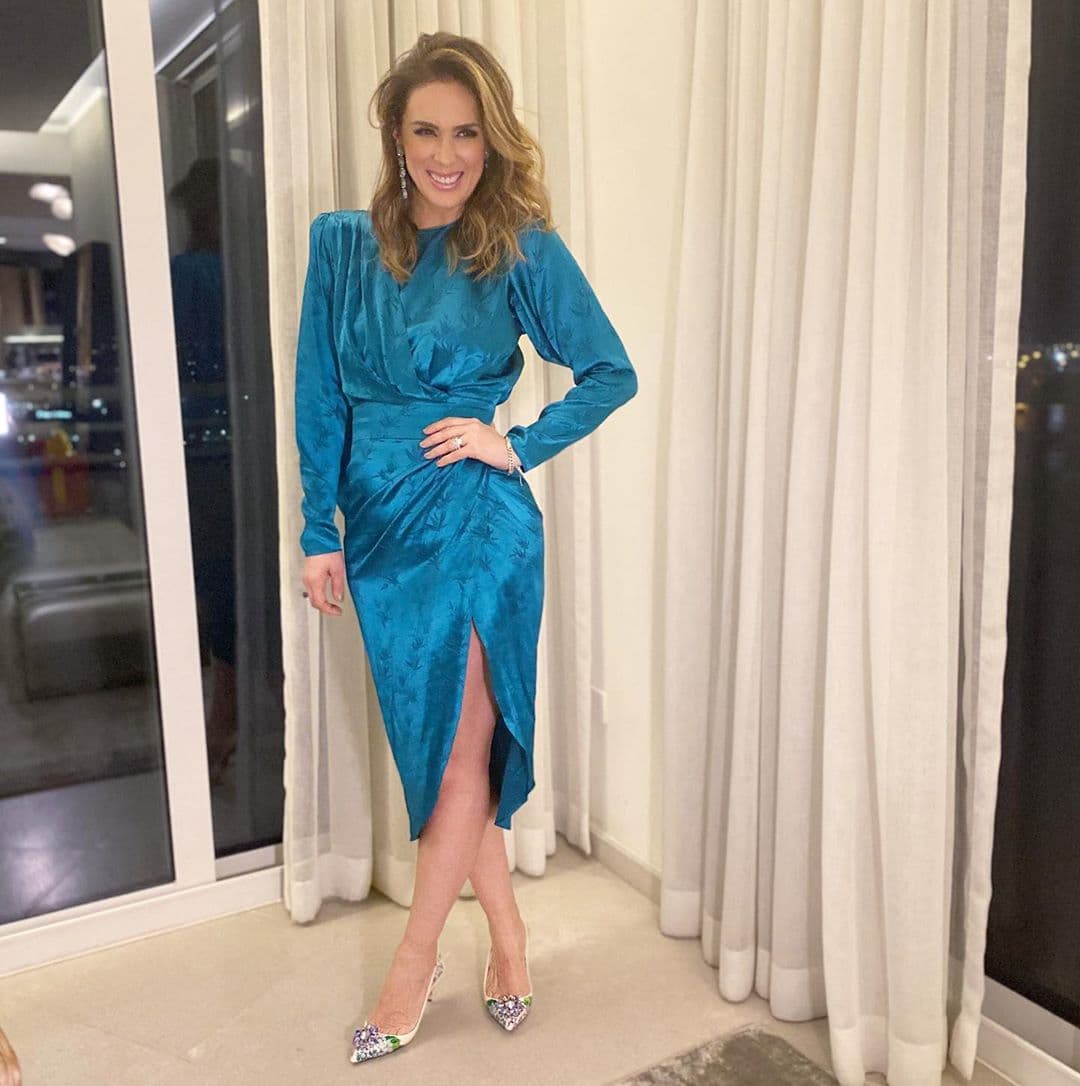 Jacky Bracamontes comenzó el año usando uno de los colores más buscados en invierno y el tono de moda para 2020, es decir el azul clásico.