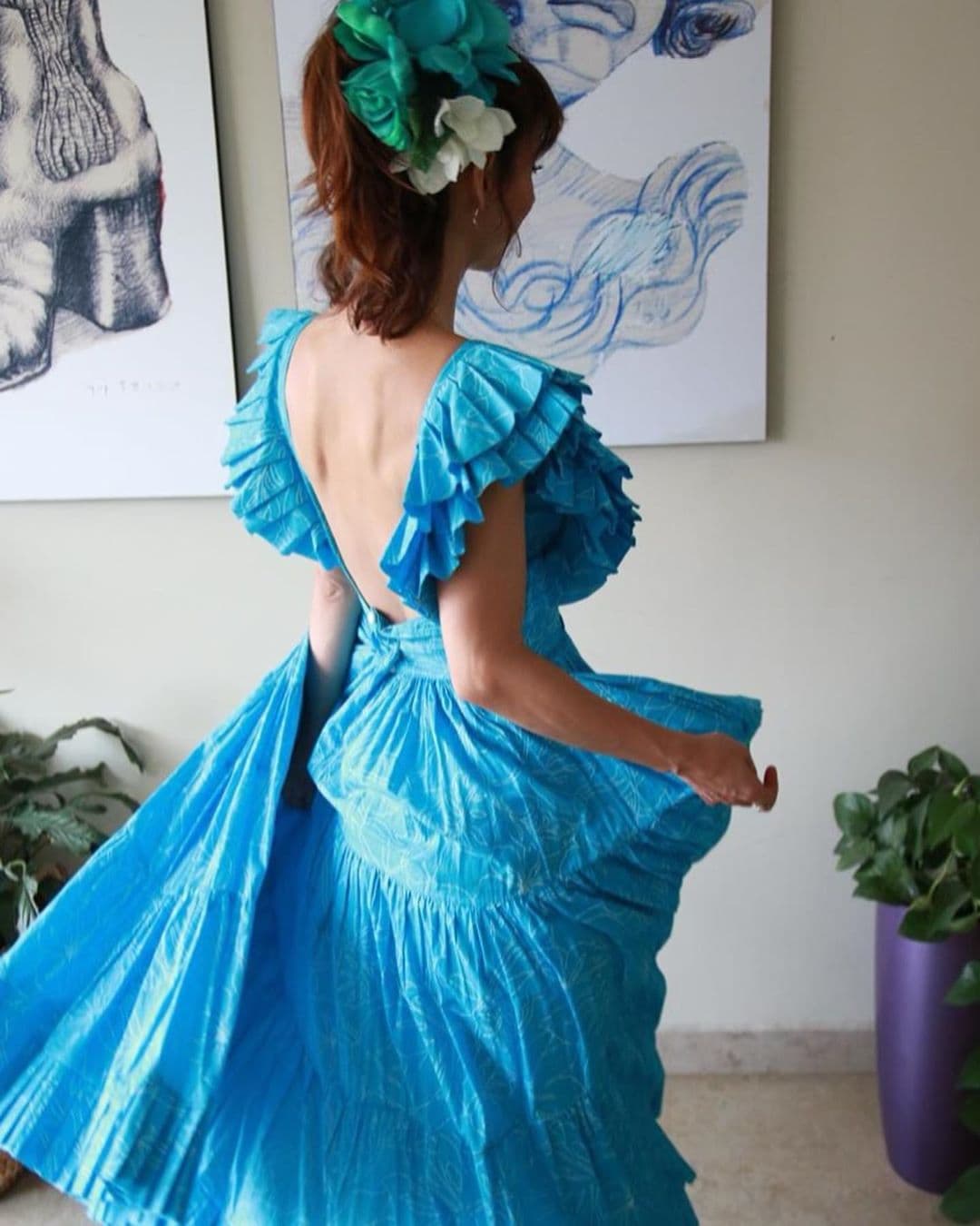 La conductora de ¿Quién es la Máscara? Usó como accesorio algunas flores en su cabeza en el mismo color azul clásico, tono que fue nombrado por Pantone como “el color del año” pero que el 2020 nos tiene muchas usándolo desde la seguridad de nuestro hogar. A continuación, más looks de Primavera desde el aislamiento de Natalia.