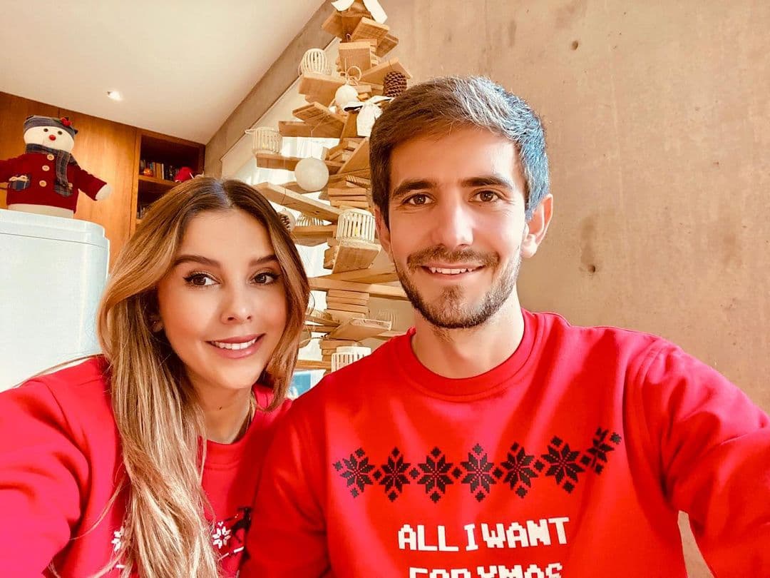 <b>Paulina Goto</b> ha sido una de las celebridades que más llamó la atención por su decoración navideña, pues ella, a diferencia de otros famosos, optó por crear su propio árbol con pedazos de madera, dándole un toque más minimalista.
<br>