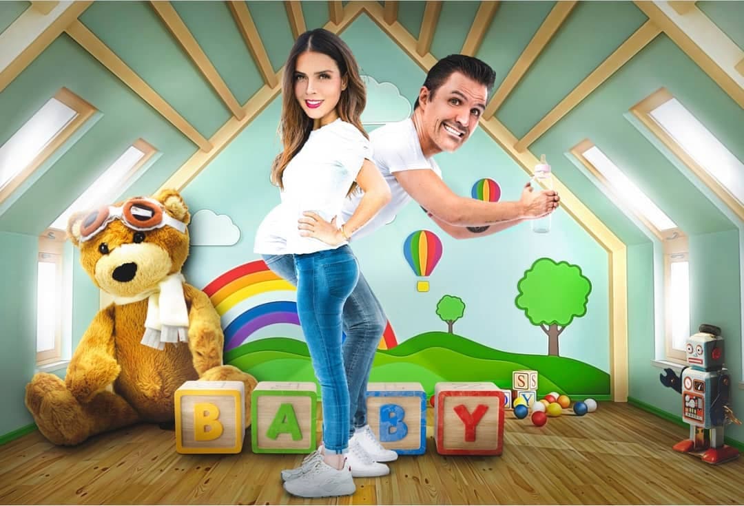 Con esta divertida fotografía y con el siguiente texto dieron la noticia: “¡ESTAMOS EMBARAZADOS! ¿Acaso sientes allí dentro todo lo que está sucediendo aquí afuera? Ya te estamos esperando con todo el amor de una pareja que se ha construido con los cimientos más sólidos y un hogar lleno de amor que tiene tanto para darte. Más felices no podemos estar por tu llegada, aquí nos estamos preparando para ser siempre el mejor ejemplo para ti, tu papi”.