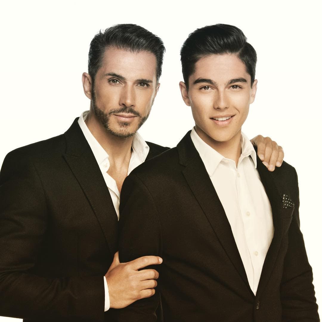 Durante su matrimonio, Sergio Mayer y Bárbara Mori debutaron como papás de Sergio Jr. Físicamente, el joven de 21 años de edad, es una combinación de ambos.