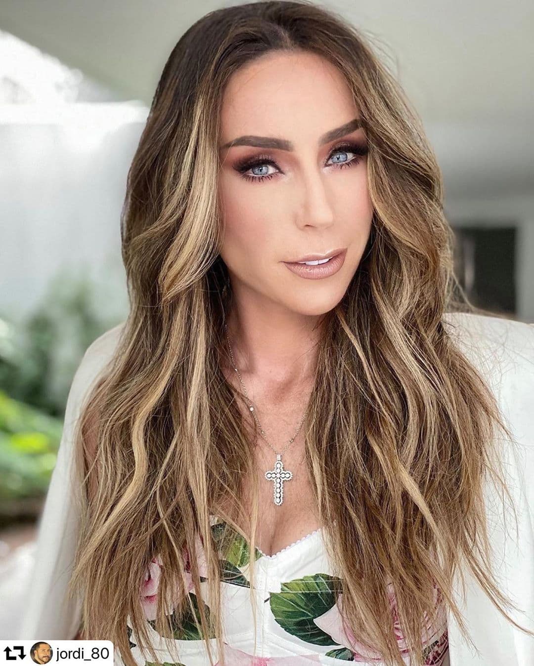 Quien perdió el miedo al cambio fue Inés G´ómez Mont. La conductora presumió su reciente transformación de cabello, que ahora aparece con una larga melena rubia, después de que siempre se le conoció por traer cabello negro.
<br>